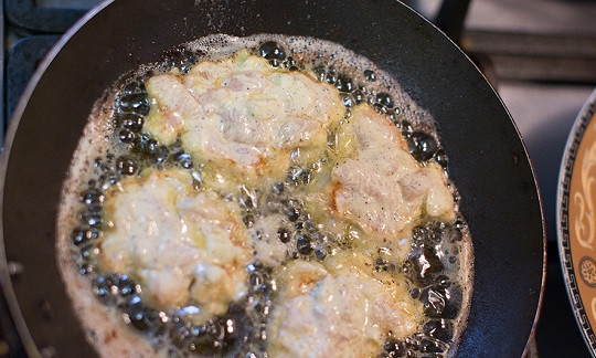 1. Этап. Рубленые котлеты из куриной грудки: 7. На сковороде разогреть растительное масло. Ложкой выкладывать фарш и жарить рубленые котлеты из куриной грудки в домашних условиях до золотистой корочки с двух сторон.