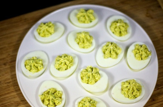 1. Этап. Праздничный ужин на день рождения: 1. Для начала несколько вариантов закусок на первый холодный стол. Фаршированные яйца, но не простые, а с голубым сыром - отличный и несложный в приготовлении вариант.