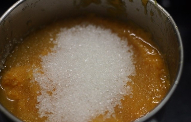 1. Этап. Желе на агаре: 1. Очистите манго и нарежьте его мелкими кусочками, затем с помощью блендера измельчите в пюре, добавьте к нему сахар.