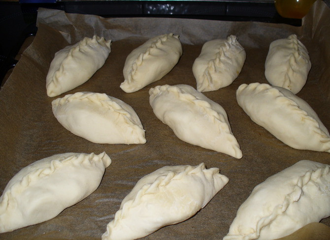 1. Этап. Печеные пирожки с картошкой: Выкладываем на пергамент на противень и выпекаем при 200 С до золотистой корочки. Вот такие печеные пирожки с картошкой получаются. Приятного аппетита!