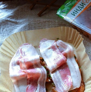 1. Этап. Стейк индейки под беконом: Накрыть ломтиками бекона.