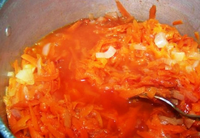 1. Этап. Маринад из моркови и лука: Затем переложите овощи в кастрюлю, добавьте томатную пасту, сахар, специи и немного воды. Накройте крышкой и тушите на слабом огне в течение часа. В конце добавьте лавровый лист, чеснок и уксус. Выключите огонь и дайте немного постоять перед подачей на стол.