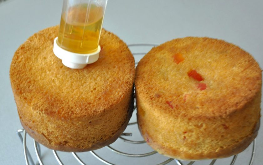 1. Этап. Пропитка для кулича: Наберите остатки пропитки в кондитерский шприц и введите пропитку в центр и по бокам.