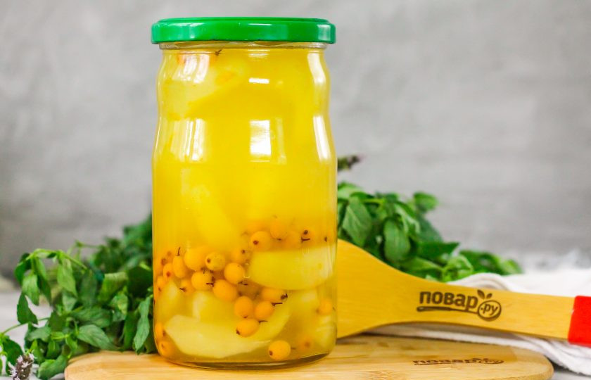 1. Этап. Компот из облепихи и яблок на зиму: Открывайте заготовку по мере необходимости.