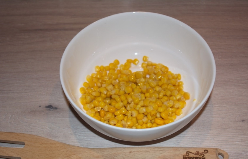 1. Этап. Легкий салат с крабовыми палочками: Консервированную кукурузу извлечь из банки, слить воду. Саму кукурузу переложить в салатник.