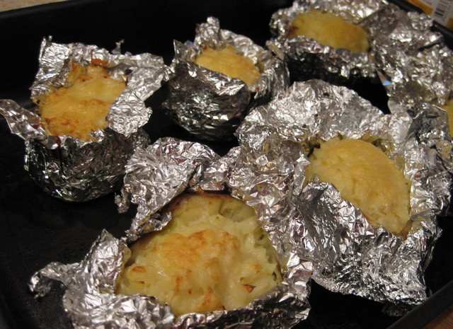 1. Этап. Картофель в фольге с сыром: И запекать еще 10-15 минут - до аппетитного румяного цвета! Подавать картофель горячим, прямо в фольге. Приятного аппетита!