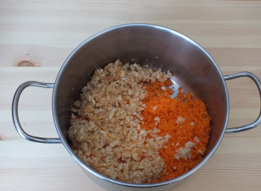 1. Этап. Аппетитка: В блендере или через мясорубку измельчите морковь и яблоки. Переложите в кастрюлю с толстым дном.