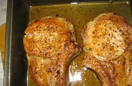 1. Этап. Котлета на косточке в духовке: 10. Котлета на косточке в духовке в домашних условиях готова. Подавать ее можно с любимым гарниром или свежими овощами.