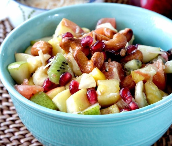 1. Этап. Десерт Фруктовый рай: Заправьте фрукты ореховым и гранатовым соусом. Всё перемешайте. Сверху добавьте кокос. Приятной дегустации!