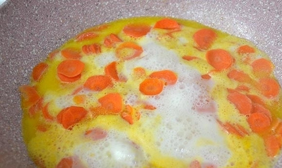 1. Этап. Тушеная морковь в молоке: Воду смешайте с молоком, залейте морковь и посолите.