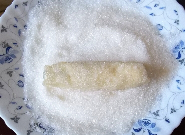 1. Этап. Сахарное печенье с ревенем: Обваляйте в сахаре.