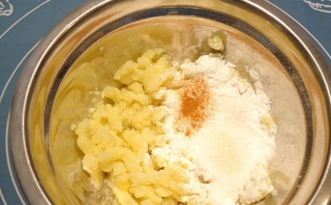 1. Этап. Картофельные смайлики: Разомните его толкушкой и смешайте с солью, сахаром, крахмалом, перцем чили и измельченными в кофемолке рисовыми хлопьями.