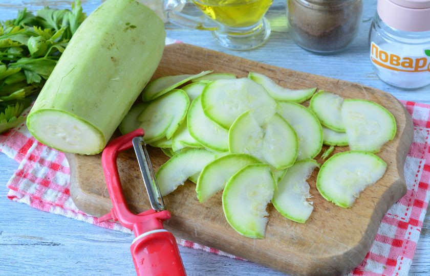 1. Этап. Быстрая засолка кабачков в пакете: Кабачки нарежьте тонкими полукольцами, так они быстрее просолятся.