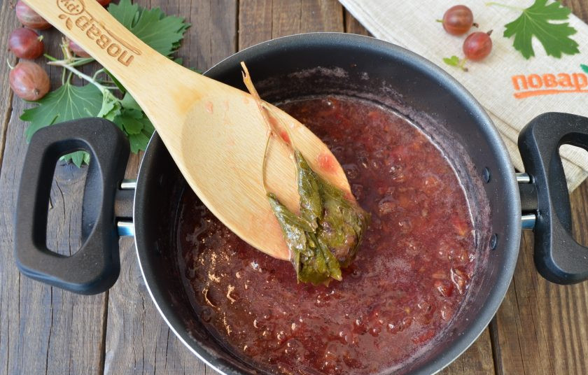 1. Этап. Варенье из крыжовника с листьями смородины: Доведите варенье до кипения и варите 20 минут на медленном огне. Периодически помешивайте, снимайте пену. Из готового варенья удалите веточку с листьями.