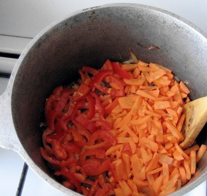 1. Этап. Подлива для лагмана: 2. Помещаем баранину на дно казанка, и жарим до появления коричневой корочки. Тогда уже огонь уменьшаем и добавим лук, перец, морковь.