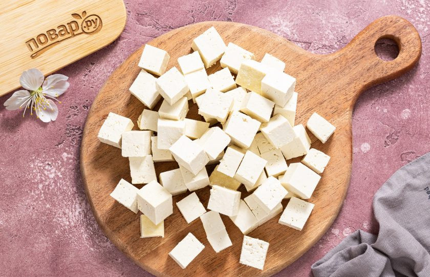 1. Этап. Постные сырники: Тофу порежьте на кубики, чтобы его потом было проще измельчать.