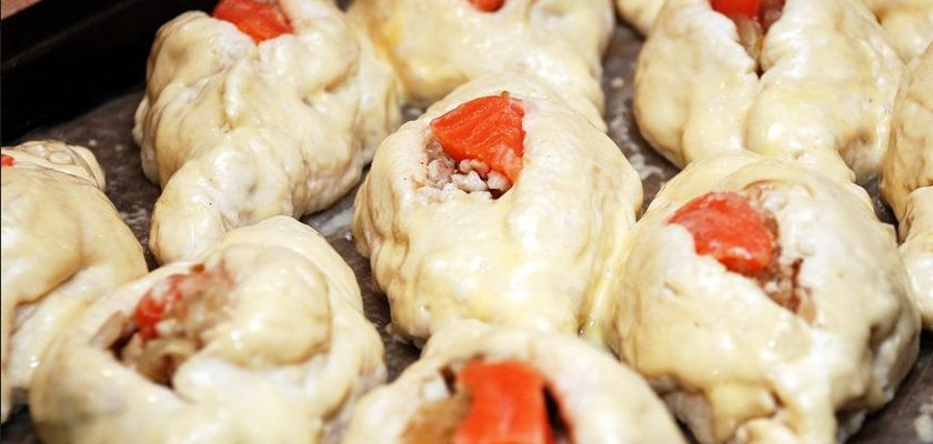 1. Этап. Расстегай с рыбой (простой рецепт): Сворачиваем пироги таким образом, чтобы виднелась начинка. Смазываем поверхность взбитым яйцом и отправляем в духовку, разогретую до 180 градусов на 40-45 минут.