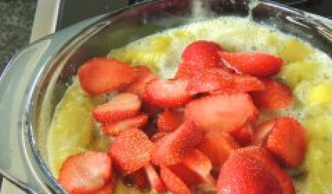 1. Этап. Творожный крем с желе: Добавим нарезанную клубнику, проварим 1 минуту.