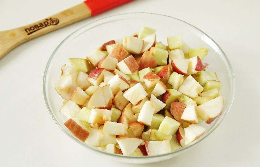 1. Этап. Яблочный штрудель диетический: Яблоки нарежьте небольшими кубиками.