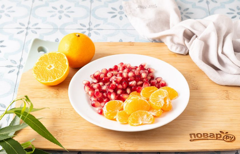 1. Этап. Салат c мандарином, гранатом и тыквенными семечками: Очистите мандарин от кожуры и разделите на дольки. Гранат очистите от кожуры и разберите на зерна.