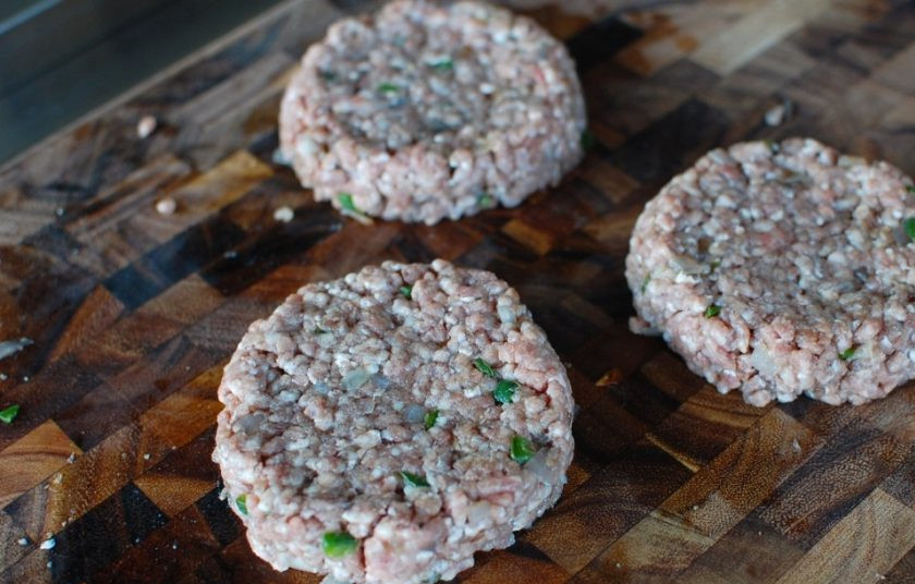 1. Этап. Говяжьи котлеты для бургеров: 6. Разделите фарш на 4-5 кусочков, сформируйте шарики и прижмите каждый.