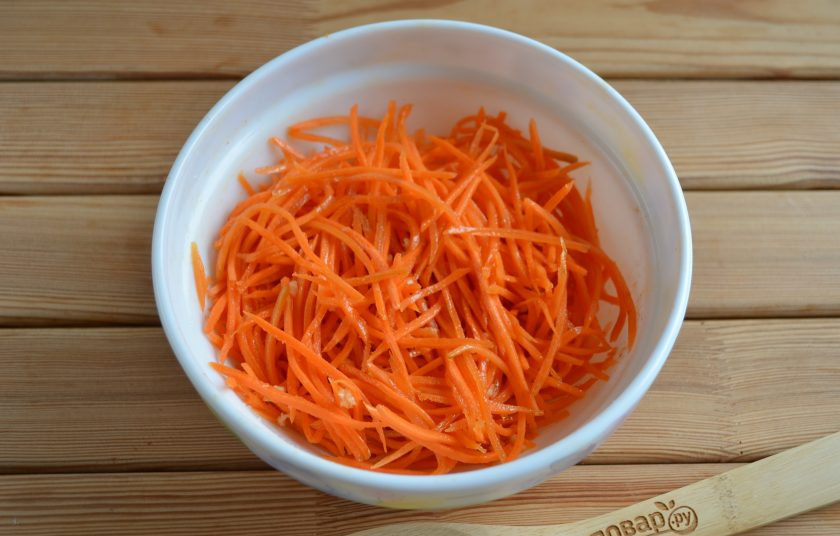 1. Этап. Морковь по-корейски (Корейская морковка): Перемешиваем. Перед подачей на стол дайте морковке постоять в холодильнике примерно 2-3 часа.