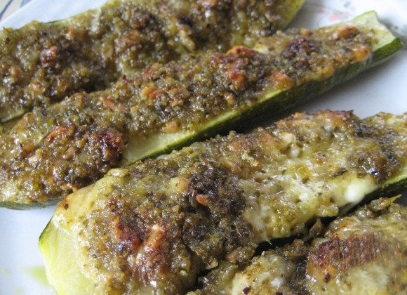 1. Этап. Печеные кабачки в духовке: Смажьте противень растительными маслом без запаха. Выложите на него кабачки и поставьте в духовку. Ее следует разогреть до ста восьмидесяти градусов. Выпекайте блюдо до полной готовности 30 минут.