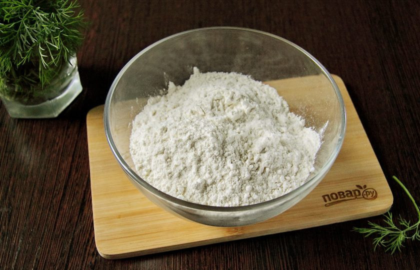 1. Этап. Лепешки с укропом: Муку просейте в глубокую миску.