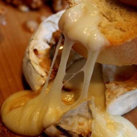 1. Stage. Grilled camembert: Serve the cheese right away, just dip it in a toasted baguette with nuts.