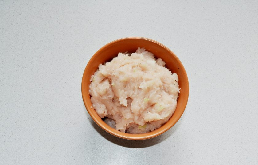 1. Этап. Хачапури с курицей: Измельчите в фарш.