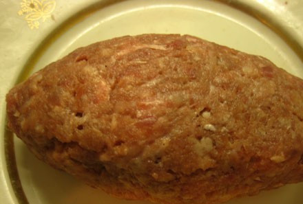 1. Этап. Зразы с яйцом в духовке: Соединяем края лепешки и формируем зразу.