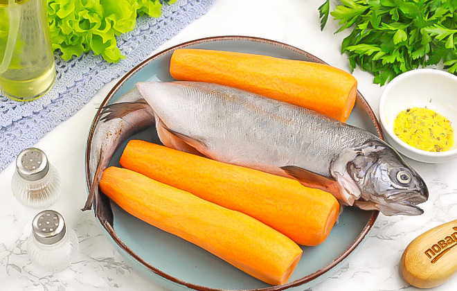 1. Этап. Форель с морковью: Подготовьте указанные продукты. Форель очистите от чешуи, вспорите брюшко и удалите внутренности, можно — и жабры. Промойте тщательно внутри и снаружи. Очистите морковь и также промойте. По желанию можно добавить и лук, чеснок.