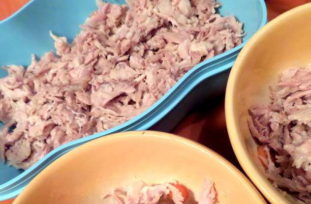 1. Этап. Холодец из куриных крылышек: Выкладываем в формочки морковь, потом мясо.