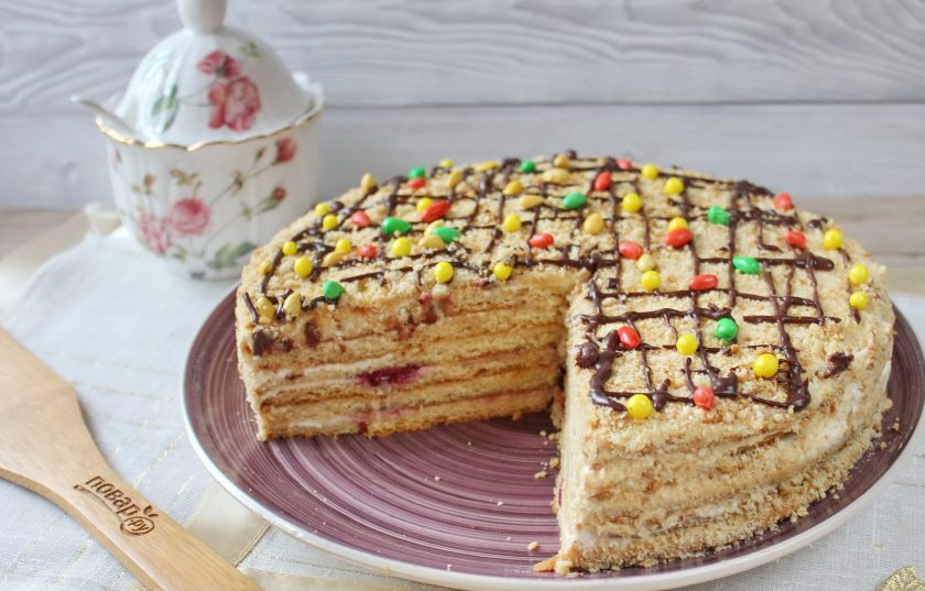 1. Этап. Медовик с вишней и сметанным кремом: Дайте торту несколько часов пропитаться и можно подавать к столу.