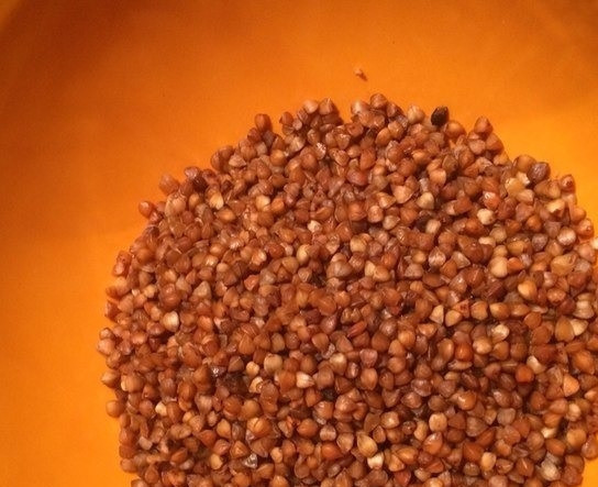 1. Этап. Гречка по-купечески с фаршем: Первым делом необходимо хорошенько промыть гречневую крупу. Переберите ее, чтобы избавиться от испорченных зернышек. Затем выложите на сухую сковородку и поджаривайте на среднем огне около пяти минут.