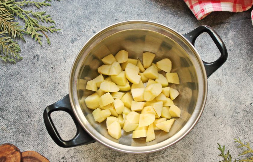 1. Этап. Яблочное масло: Яблоки почистите от кожуры, сердцевины и порежьте мелким кубиком. Выложите яблоки в кастрюлю с толстым дном, влейте яблочный сок.