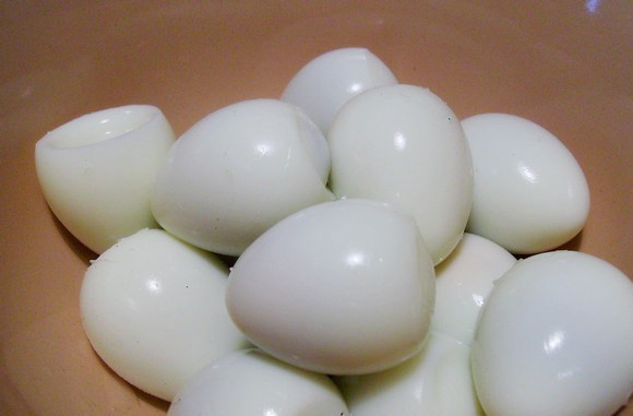 1. Этап. Зразы на пару в мультиварке: 2. Перепелиные яйца отвариваем, остужаем и очищаем от скорлупы.