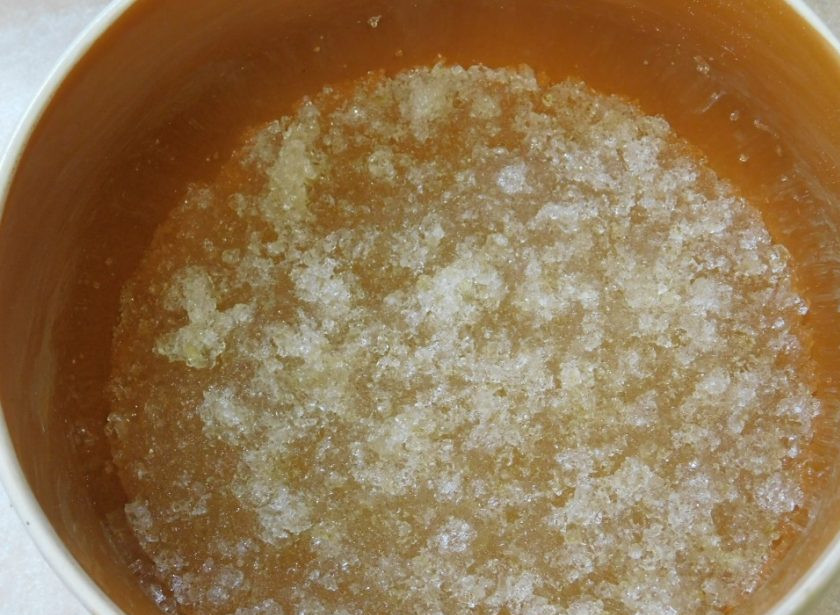 1. Этап. Торт Крем а-ля крем: Для приготовления мусса замочите желатин в воде и дайте ему постоять, чтобы он набух, минут 30.