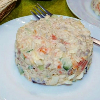Салат с рисом и куриной печенью