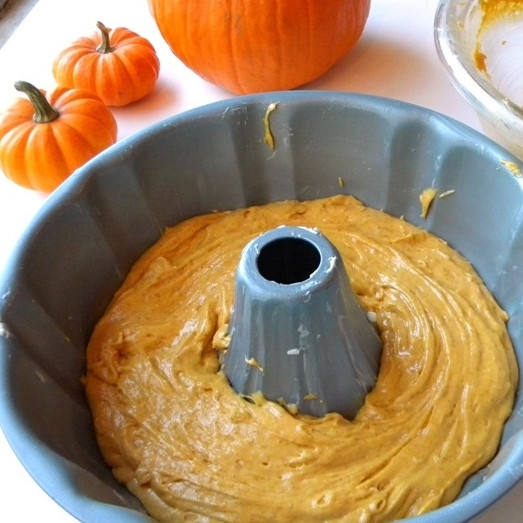 1. Этап. Торт из тыквы: На средней скорости миксера до однородности взбиваем яйца, кленовый сироп и тыквенное пюре. Затем небольшими порциями подмешиваем к тесту муку, соль и разрыхлитель. Половину получившегося теста выливаем в форму для торта.