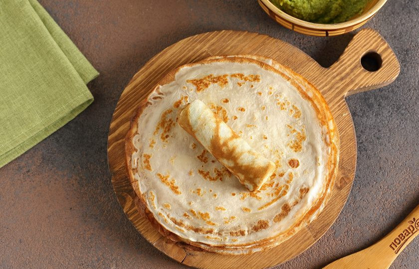 1. Этап. Блины с авокадо: Заверните блины любым удобным для вас способом, так, чтобы начинка была внутри.