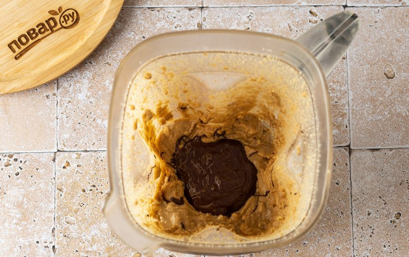 1. Этап. Шоколадно-ореховая паста из грецких орехов: После этого влейте растопленный шоколад, добавьте ванильный ароматизатор и снова взбейте до однородности.