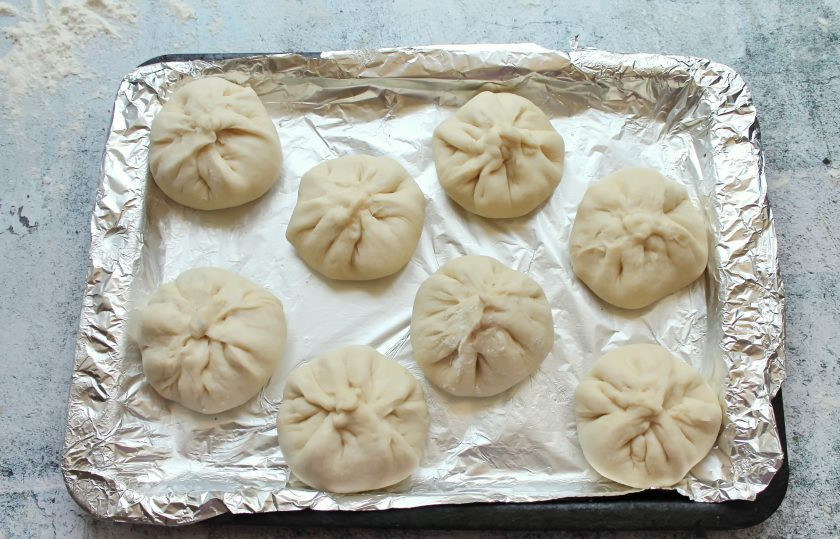 1. Этап. Несдобные пирожки: Сформируйте пирожки любой формы и выложите на смазанный растительным маслом противень на расстоянии друг от друга.