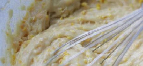 1. Этап. Апельсиновый пирог в мультиварке: Добавьте измельченную цедру, муку и разрыхлитель. Перемешайте.