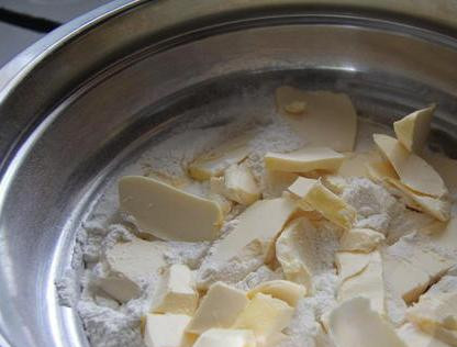 1. Этап. Печенье Цветочки: Муку рубим с размягченным маслом или перетираем руками до состояния крошки.