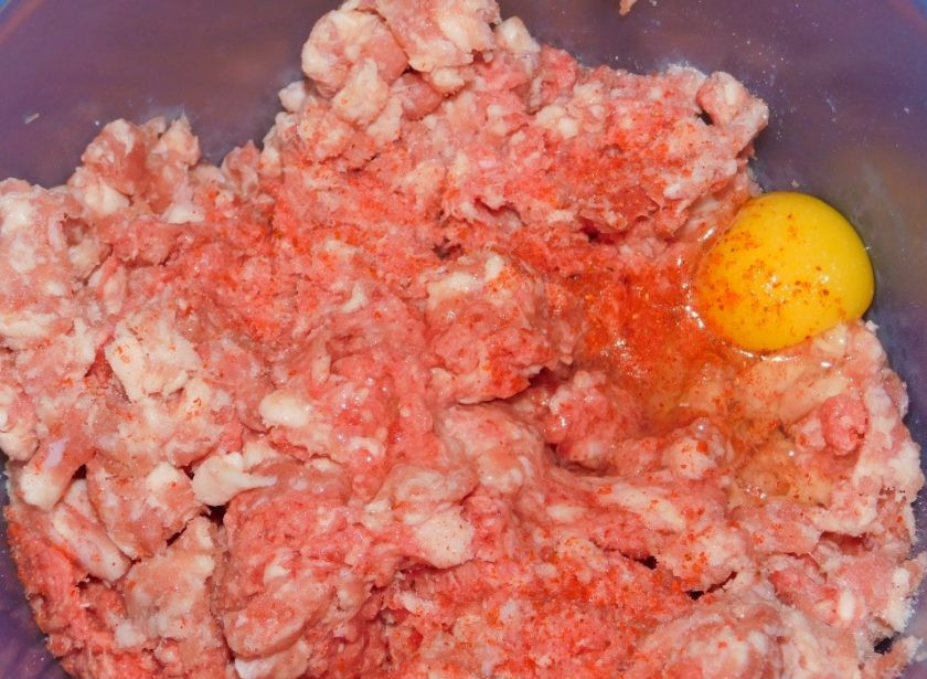 1. Этап. Мясные гнезда в беконе: Фарш соедините с яйцом, добавьте немного соли и специй.