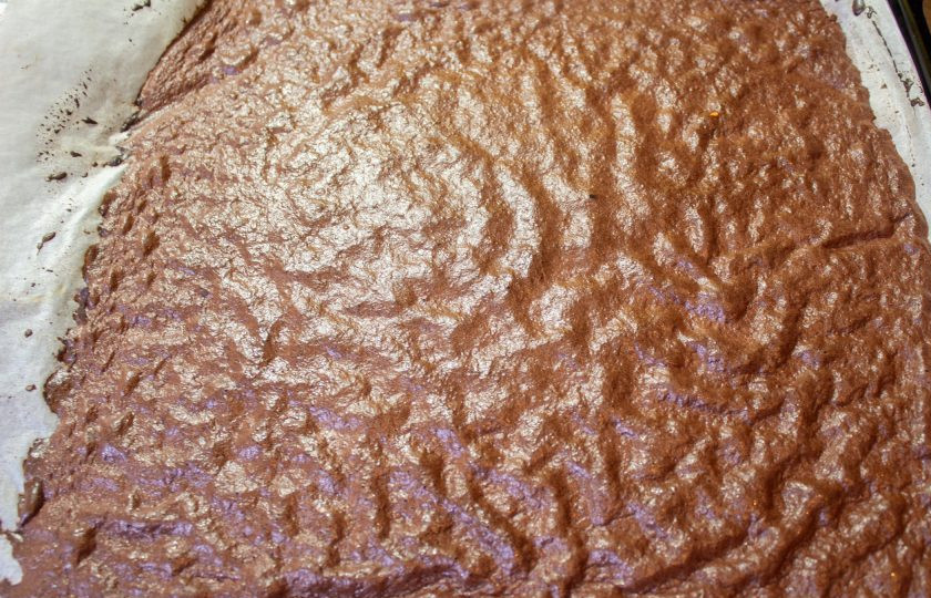 1. Этап. Шоколадный рулет без муки: Достаньте готовый испеченный бисквит.