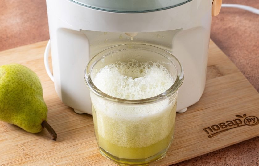 1. Этап. Грушевый мед: Выжмите сок из груш с помощью соковыжималки. Заранее отмерьте, сколько у вас получилось сока, чтобы после добавить нужное количество сахара. На 1 литр грушевого сока потребуется 300 грамм сахара.