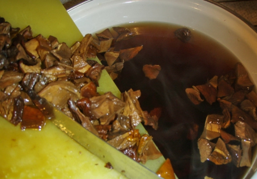 1. Этап. Грибовница из сухих грибов: Грибочки следом отправляются в кастрюлю. Варим, пока не закипят. Пену снимайте, чтобы суп был чистым. После закипания уменьшите огонь.