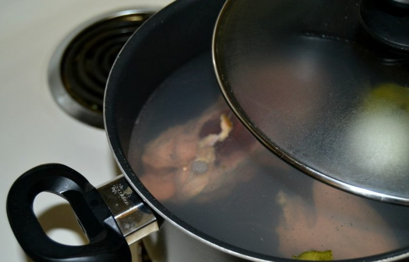 1. Этап. Ароматный куриный бульон: 4. Отправьте кастрюлю на огонь, добавьте немного соли и доведите до кипения. Варите бульон на самом маленьком огне около 40 минут, удалите лавровый лист и перец.